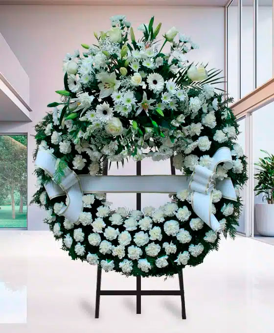 Corona Funeraria de claveles blancos para Tanatorio Fuente Álamo Blaya